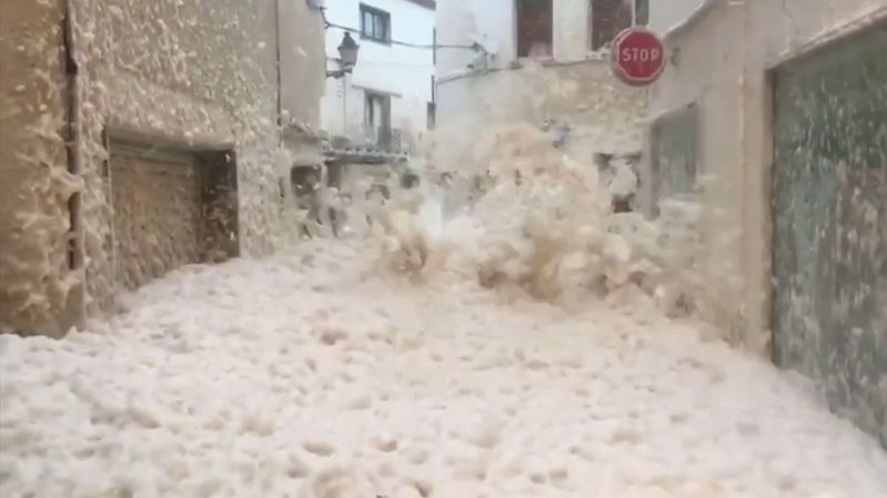 Katalánské městečko se ocitlo pod návalem mořské pěny